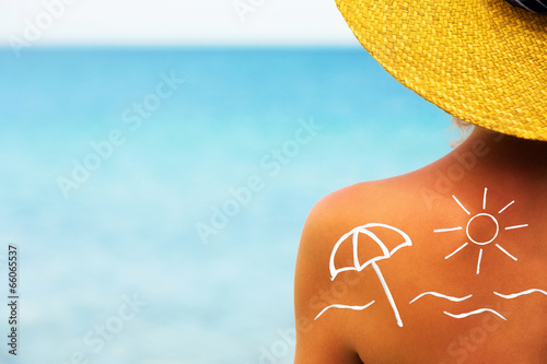 Fototapeta Naklejka Na Ścianę i Meble -  Woman`s shoulder with suncream on it