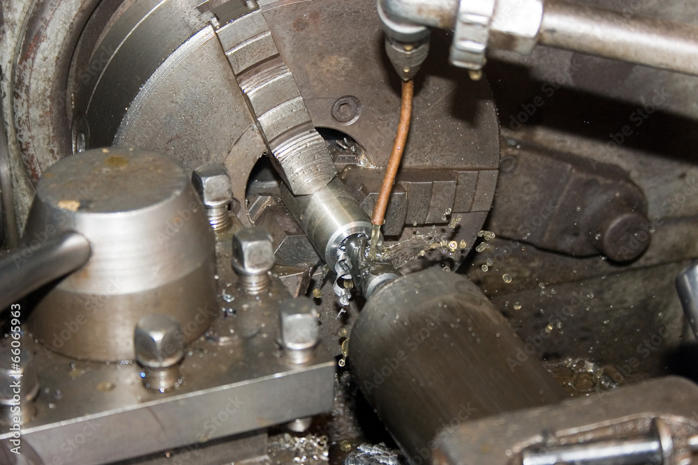 Сверловка отверстия на токарном станке Photos | Adobe Stock