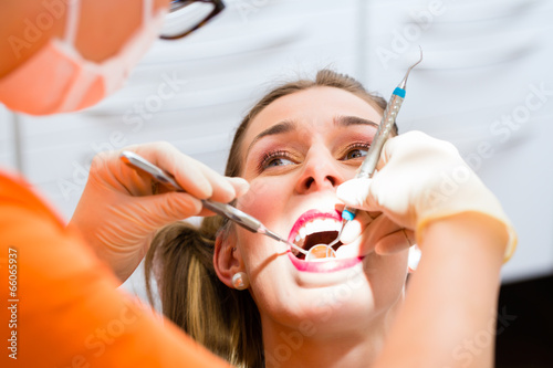 Patientin bei professioneller Zahnreinigung  photo