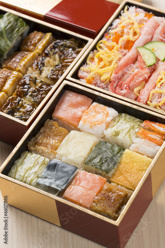 箱寿司と蟹寿司と穴子寿司 © Tsuboya
