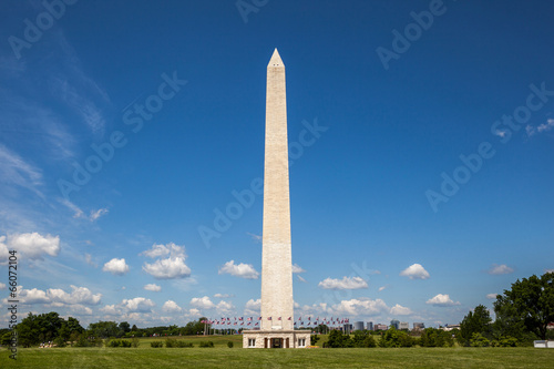 Fototapeta Side view of the Washington monument and the ring of American fl