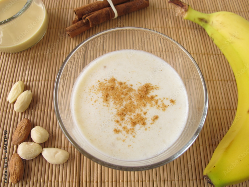 Milchshake mit Banane und Mandelmus Milchshake mit Banane und Mandelmus