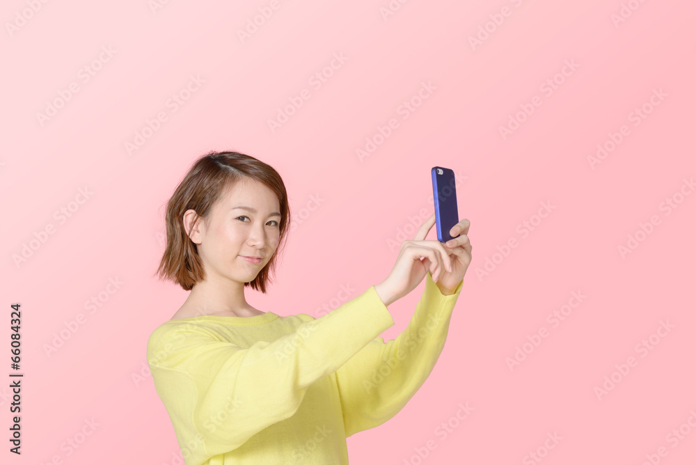 スマートフォンを使う女性 スマートフォンを使う女性