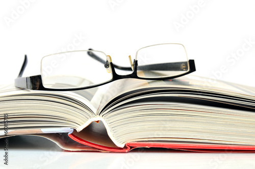 Offenes Buch mit schwarzer Nerd Brille