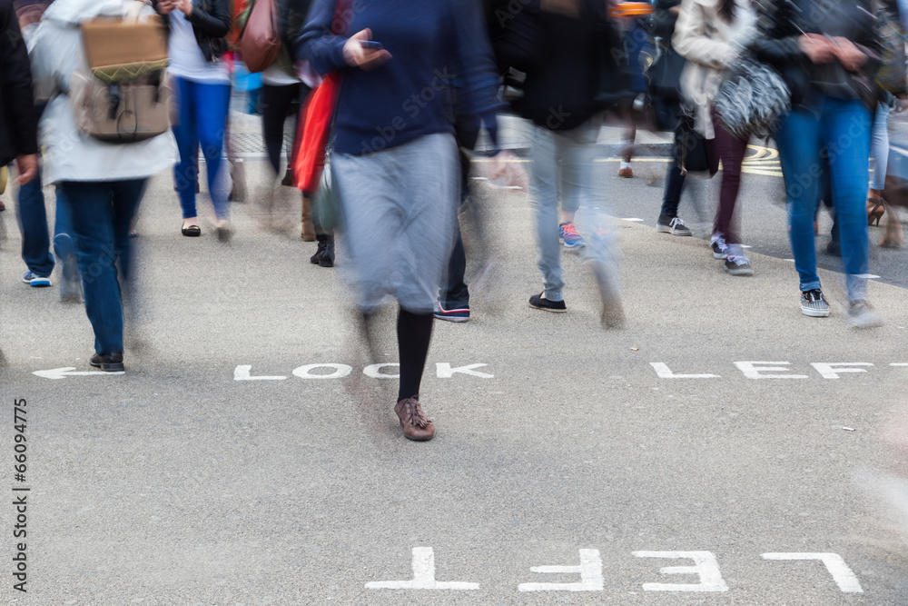 Menschen in Bewegungsunschärfe überqueren die Straße Menschen in Bewegungsunschärfe überqueren die Straße