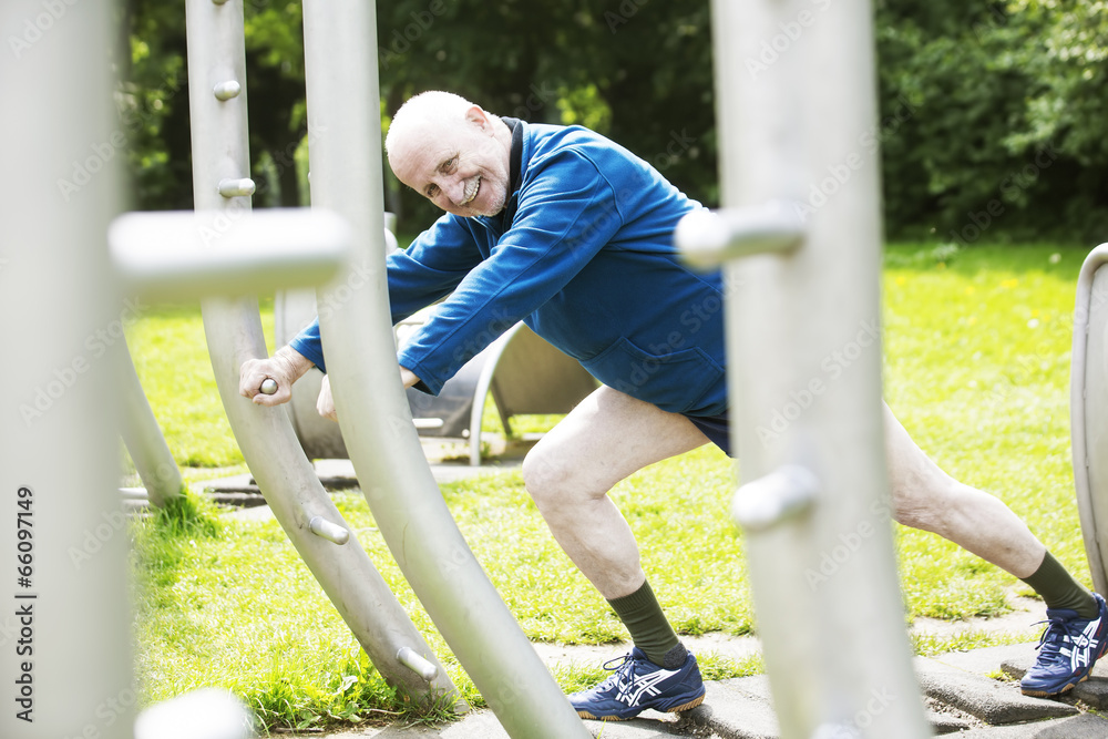 sportlicher senior trainiert an Fitnessgeräten im Park sportlicher senior trainiert an Fitnessgeräten im Park
