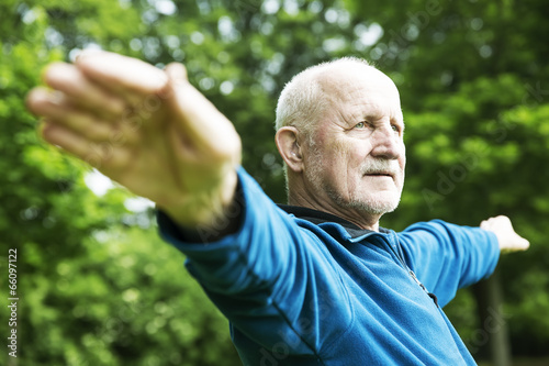 Foto senior macht gymnastische übungen,sport, im park