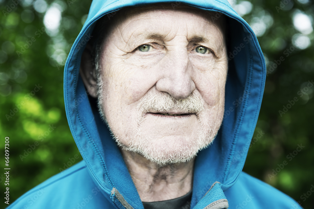 sportlicher Senior mit Kapuzenjacke sportlicher Senior mit Kapuzenjacke