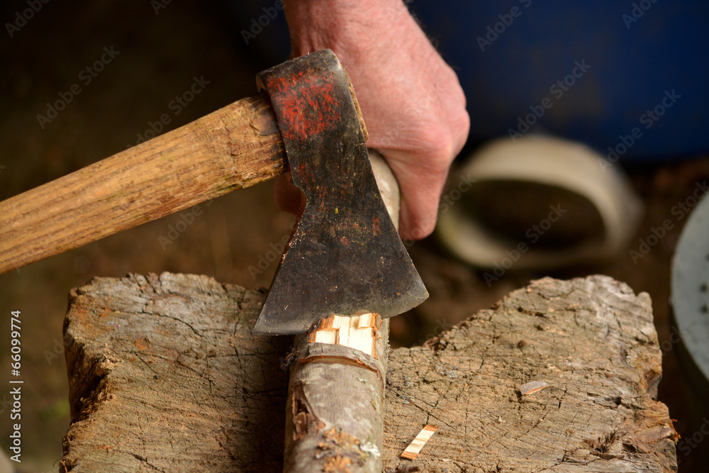 cortando leña con un hacha Stock Photo