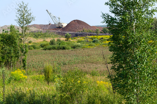 Foto The natural landscape near dump and excavator
