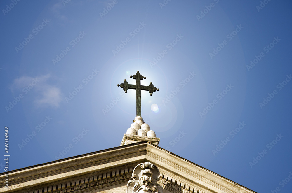 Croce luminosa sulla chiesa