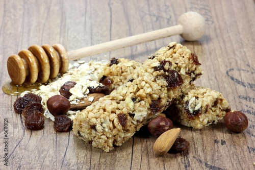 Müsliriegel mit Zutaten auf Holztisch photo