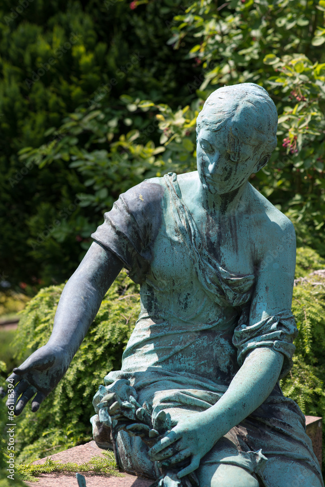 Naklejka premium Frauenfigur auf Grabstein