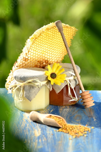 słoik pełen świeżego miodu, pyłek pszczeli, plaster pszczeli