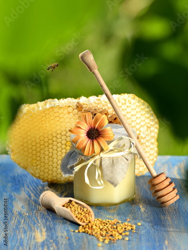 słoik pełen świeżego miodu, pyłek pszczeli, plaster pszczeli