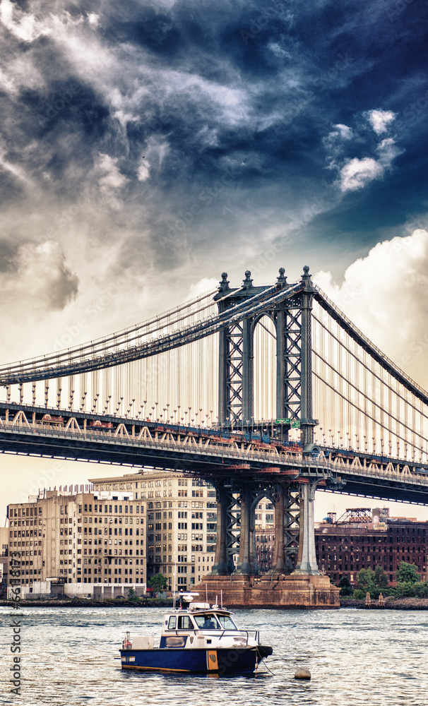 Fototapeta premium Boat under Manhattan Bridge