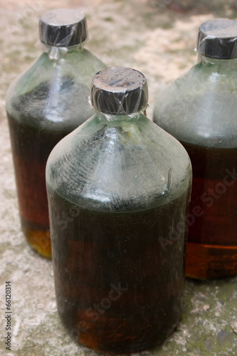 Баночки с химической жидкостью photo