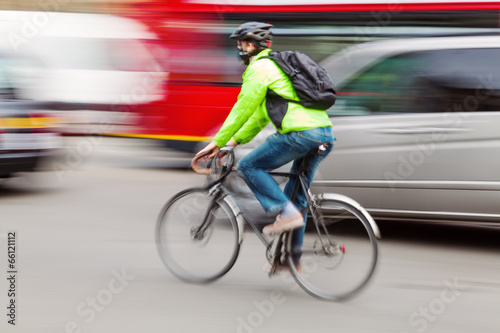 Fahrradfahrer im dichten Stadtverkehr