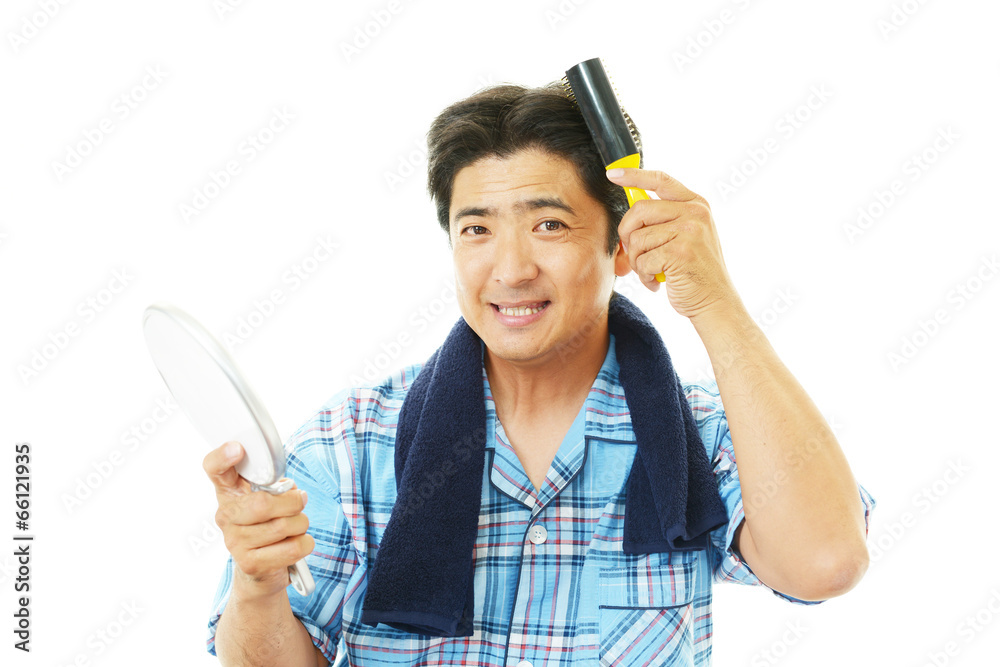 ヘアーセットをしている男性 ヘアーセットをしている男性