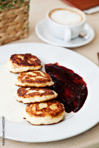 Cheese pancakes with sour cream and jam