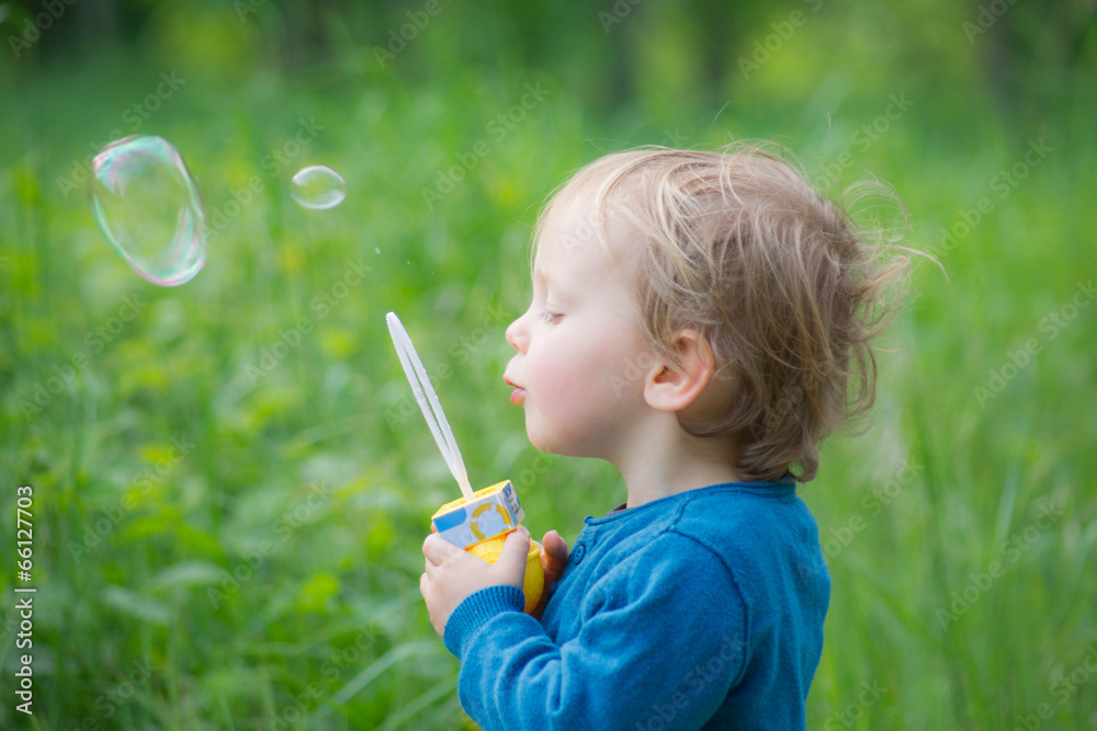 Les enfants tentent d'attraper des bulles de savon sur toile 180x120 cm -  Tirage photo