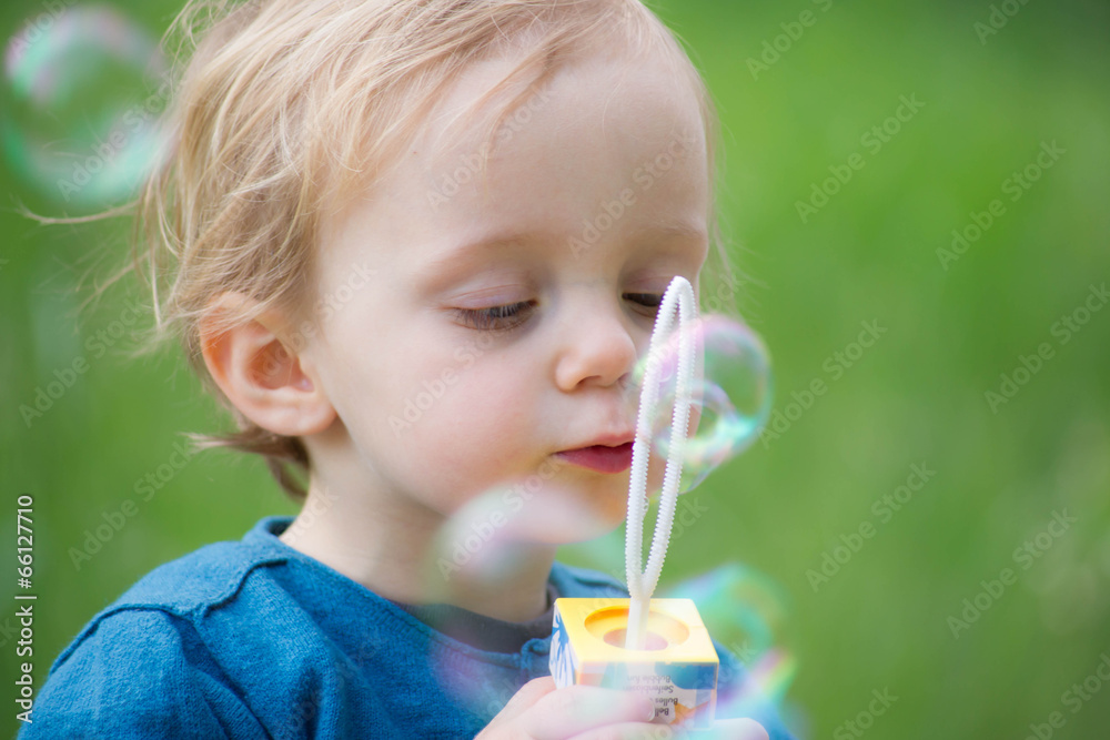 enfant qui fait des bulles de savon Stock Photo