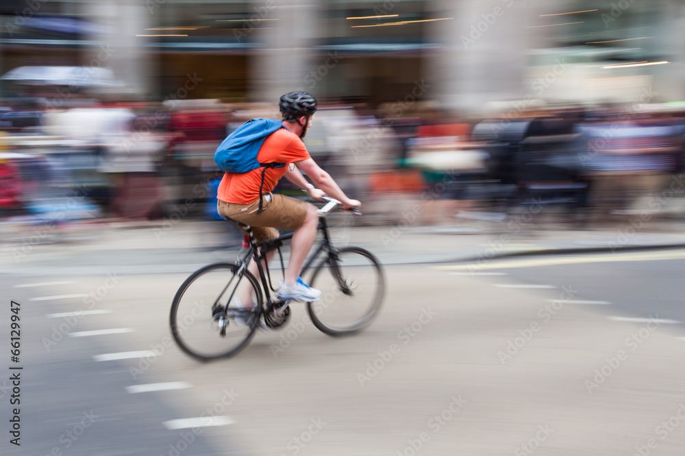 Fototapeta premium Radfahrer in der Stadt in Bewegungsunschärfe