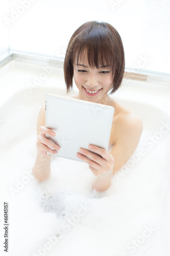 お風呂でタブレットを使う女性