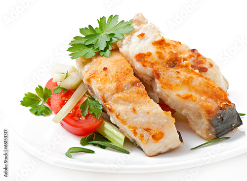 Fried filet fish and fresh vegetable salad