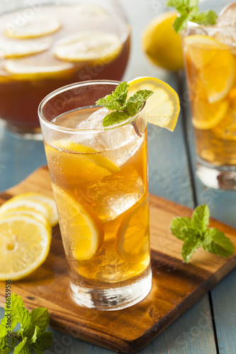 Homemade Iced Tea with Lemons