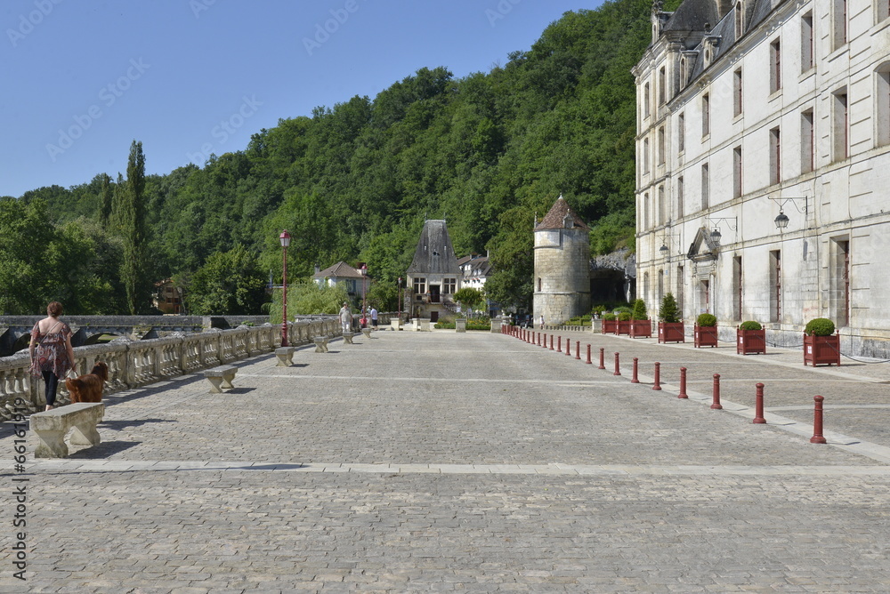Naklejka premium Promenade sur l'esplanade de Brantôme