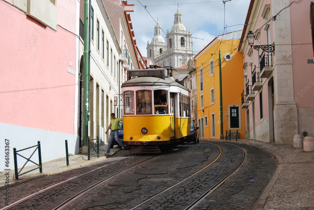 Fototapeta premium Tramway dans le quartier de l'Alfama, Lisbonne, Portugal