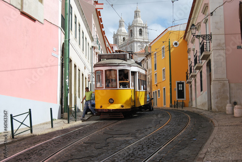 Tramway dans le quartier de l'Alfama, Lisbonne, Portugal