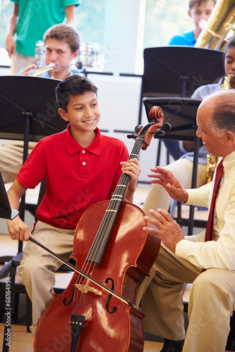 Foto Boy Learning To Play Cello In High School Orchestra
