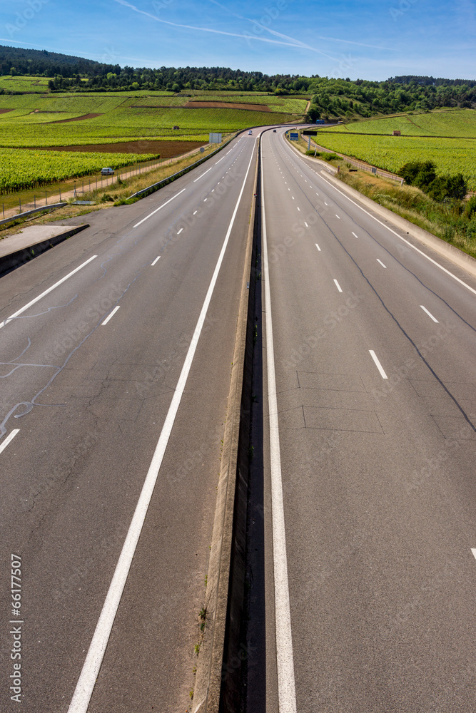 Fototapeta premium autoroute traversant les vignes