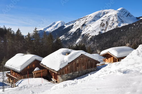 toitures de chalets enneigées (Haute-Savoie)
