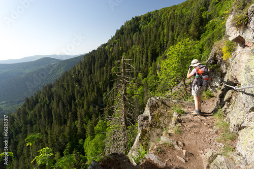Randonneuse en montagne le long de la falaise