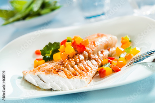 Grilled fish fillet with a colorful fresh salad Fototapeta