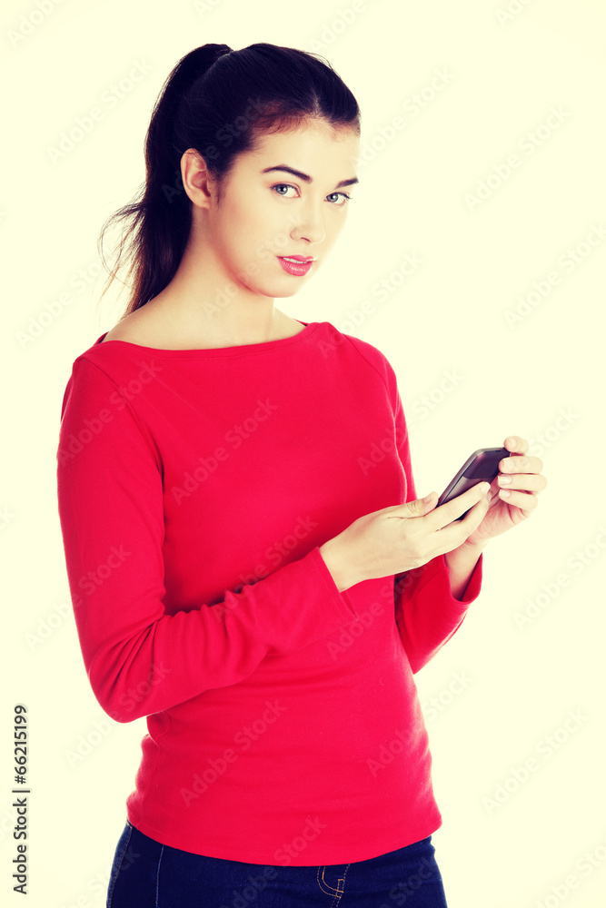 Naklejka premium Young woman useing a modern mobile