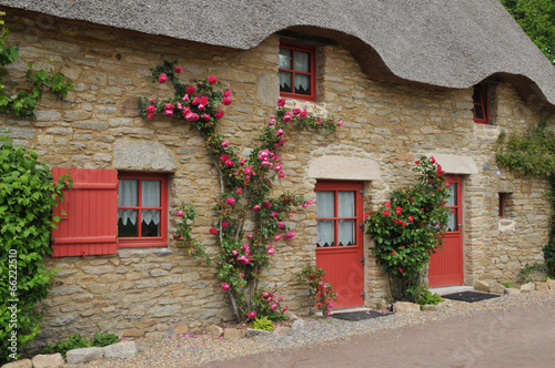 Bretagne, old thatched cottage in Saint Lyphard photo