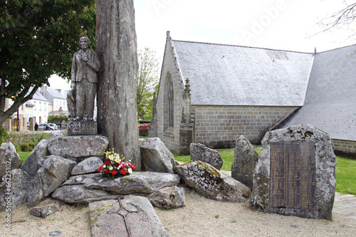 kirche und gedenkstätte in plozévet, bretagne