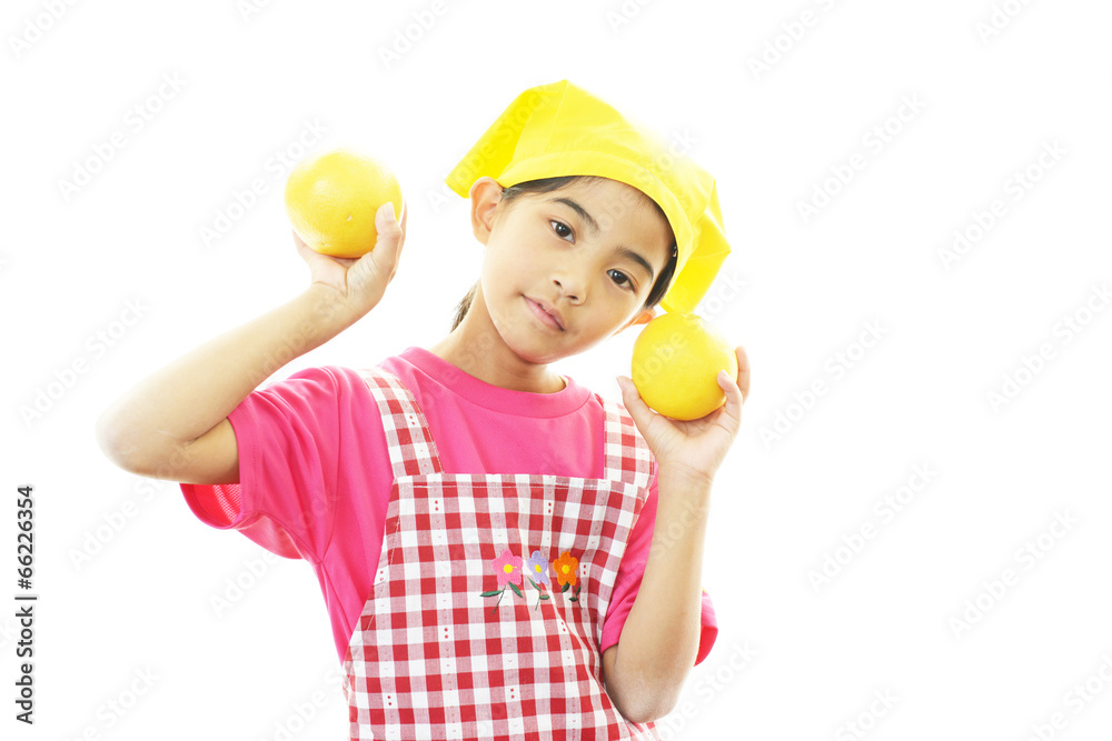 果物を持つ笑顔の女の子