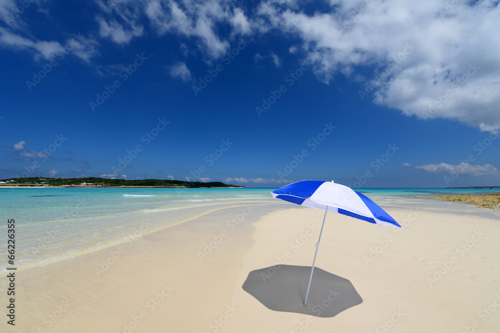 野甫島の美しい珊瑚の海と夏空