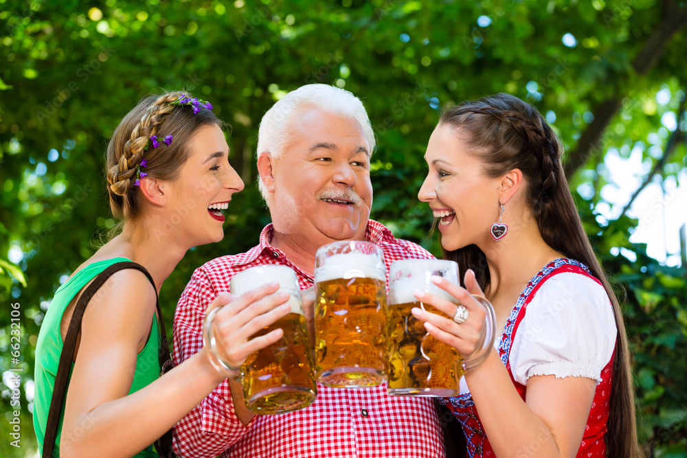 Im Biergarten - Freunde trinken Bier in Bayern Im Biergarten - Freunde trinken Bier in Bayern