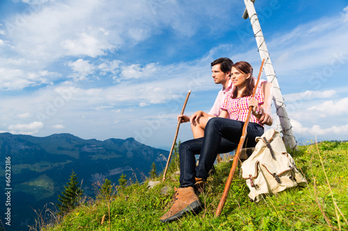 Alpen - Paar rastet beim wandern in den Bergen