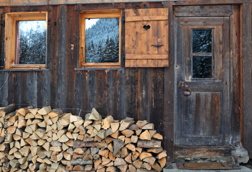 tas de bois devant chalet savoyard