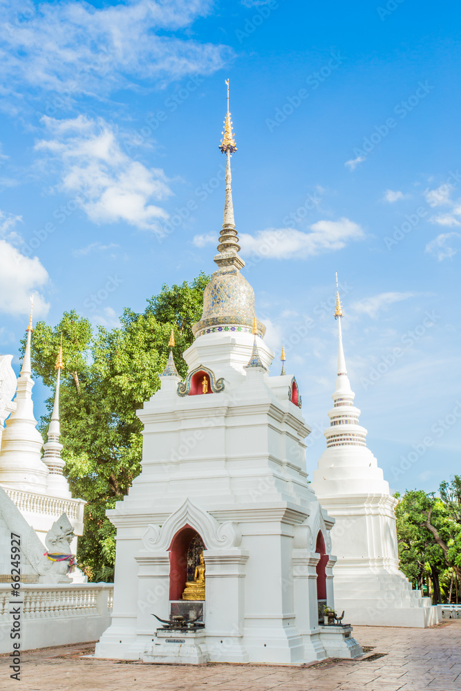 Naklejka premium white pagoda wat suandok chiangmai Thailand