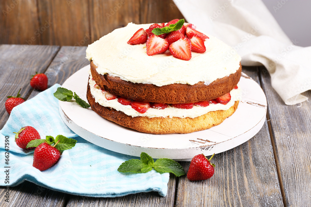 Delicious biscuit cake with strawberries Delicious biscuit cake with strawberries