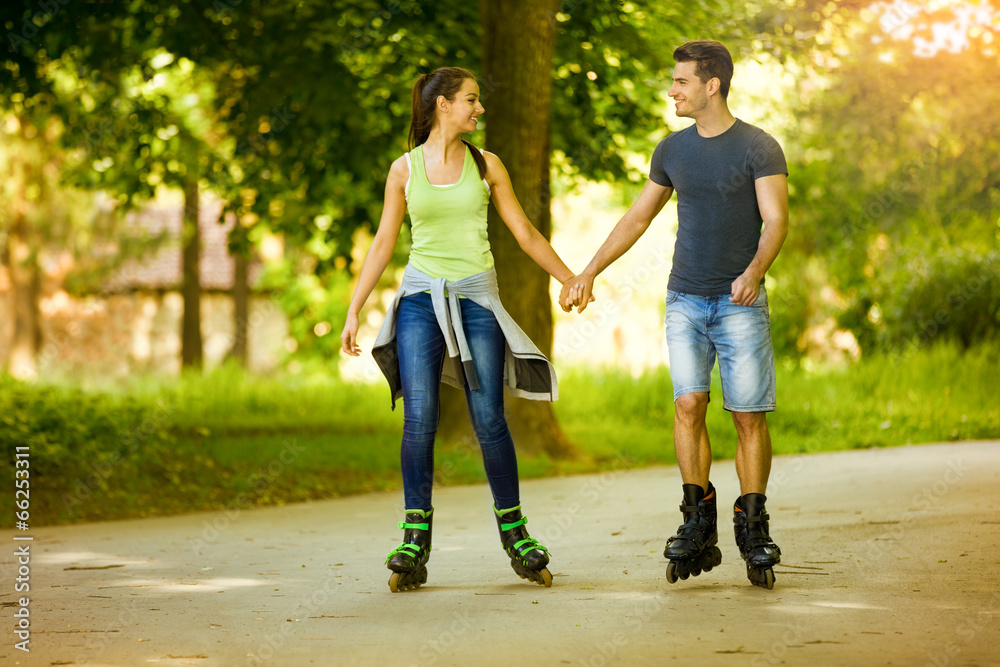 Obraz premium happiness couple roller-skating