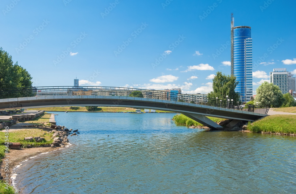 Fototapeta premium Bridge over the River Svisloch in Minsk